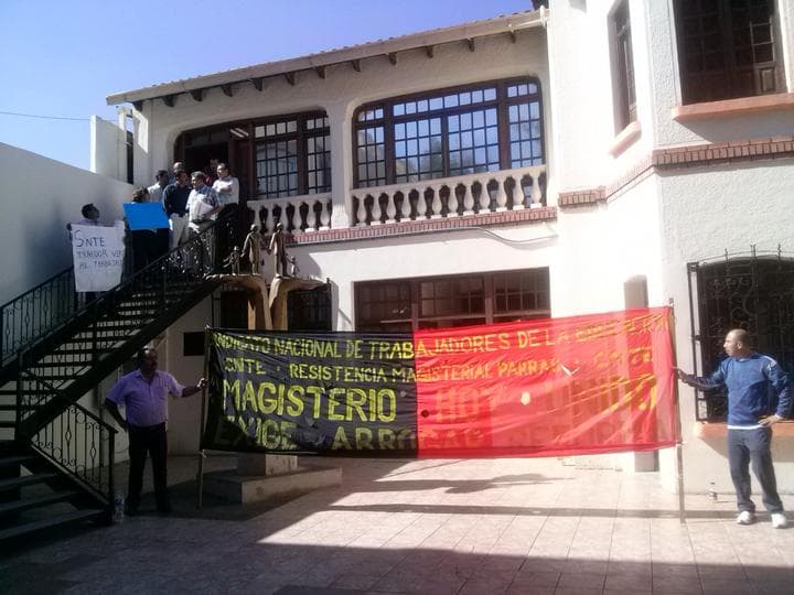 Un grupo de maestros de Parras de la Fuente se congregaó en las instalaciones de la Sección 5 para iniciar la marcha.