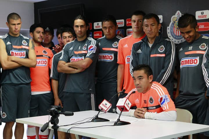 Los compañeros de Marco Fabián de la Mora lo acompañaron durante la lectura de su comunicado. (Jam Media)