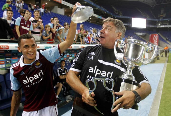 El técnico del West Ham United, Sam Allardyce, y Morrison. (EFE)