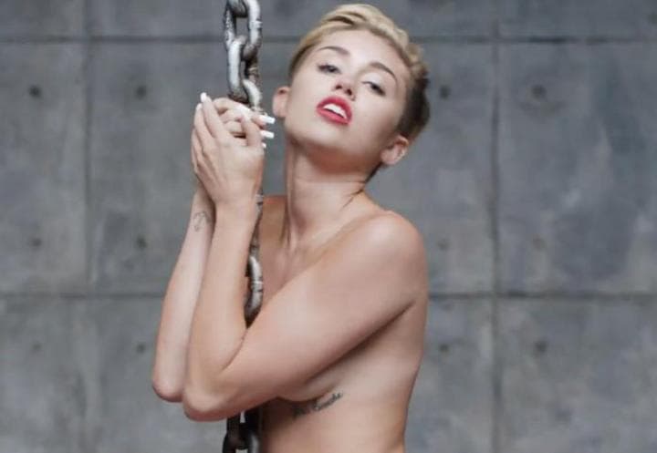 Miley Cyrus muestra su figura en el video de 'Wrecking Ball'. (YouTube)