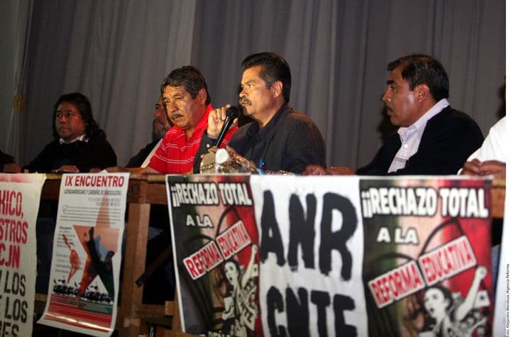 Resultados.Instalados en su nuevo plantón en el Monumento a la Revolución, los maestros de la CNTE dialogan sobre el saldo de su desalojo del Zócalo. Hasta el momento la policía ha liberado a 23 de los 31 detenidos el pasado viernes.