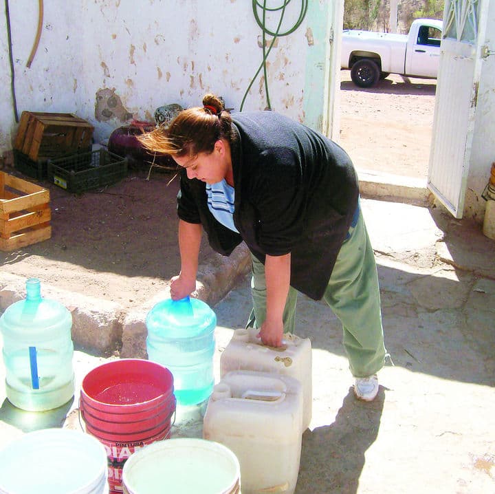 Abastecimiento. Cada determinado plazo a la semana o quincena, llega la pipa de agua para abastecerles de nuevo.