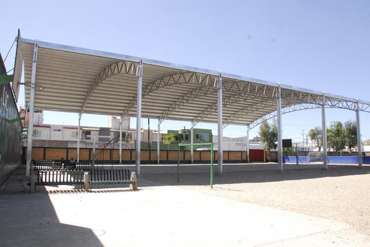 Costos. La SEED busca más fuentes de financiamiento para obras escuelas, dado que el material se ha encarecido y por consiguiente los proyectos, tal es el caso de los domos. Algunos padres no cuentan con los recursos para cooperar con las cuotas, que dicen, son voluntarias.