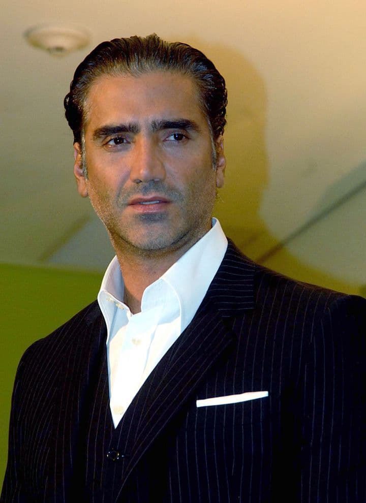 ANTES
El cantante lucía antes el cabello entrecano y sus ojos presentaban más arrugas, además de un poco de papada y con la nariz un poco diferente.

