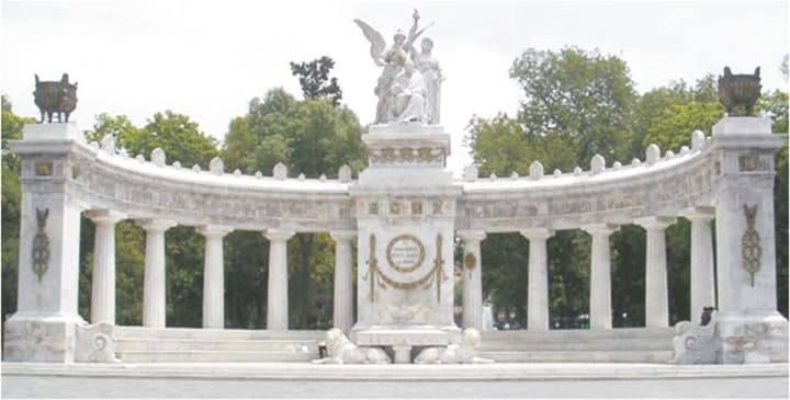 Hemiciclo a Benito Juárez, una de las más majestuosas obras del porfiriato; en ella Díaz rinde homenaje a su antiguo enemigo político, parte reconocimiento y parte oportunidad política, algo impensable en la época del México postrevolucionario.