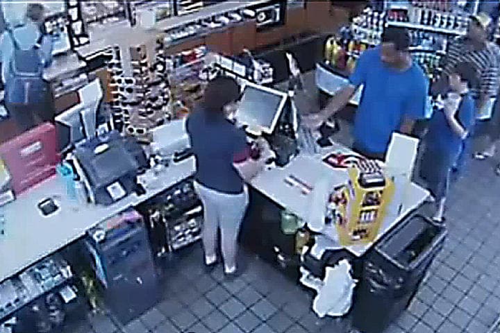 Un sujeto al no completar de dinero para comprar un cigarrillo optó por golpear a la cajera que lo atendía. (YouTube)