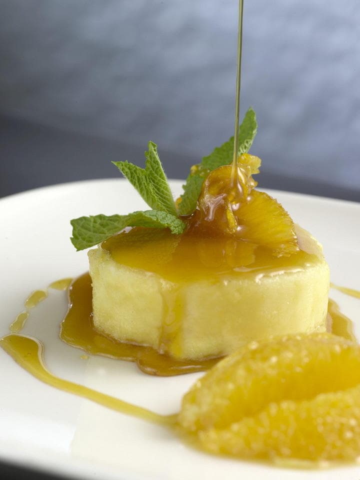 En la mayoría de los países de Latinoamérica y Sudamérica, el flan es consumido como postre y se acompaña con crema, dulce de leche, o ambos. (ARCHIVO)