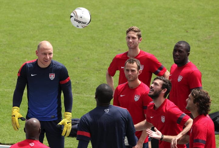 El guardameta de la selección de Estados Unidos, Tim Howard (i), participa en un entrenamiento ayer, en Ciudad de Panamá. (EFE)