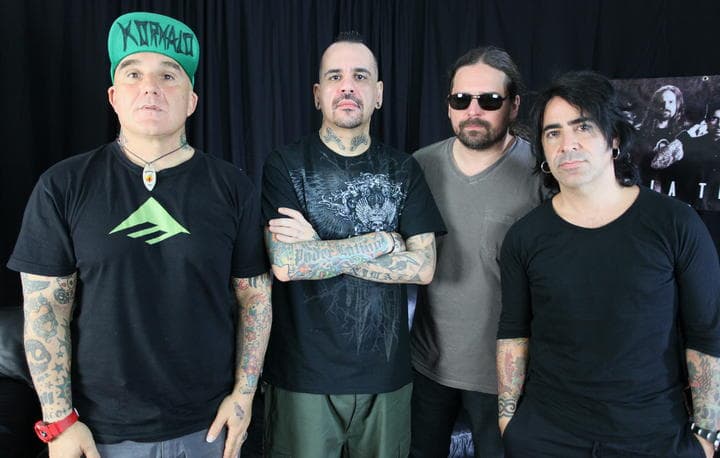 Además del baterista, el exvocalista de los argentinos A.N.I.M.A.L., Andrés Giménez; el bajista de Los Fabulosos Cadillacs, Sr. Flavio, y el guitarrista de Sepultura, Andreas Kisser, integran la banda De La Tierra. (EFE)