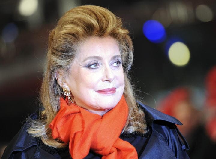 Inspiradora del famoso modisto Yves Saint-Laurent y embajadora durante años de la firma Coco Chanel, Catherine Deneuve ha sumado su trabajo en cine a importantes vínculos con el mundo de la moda. (ARCHIVO)
