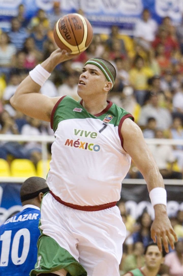 Horacio Llamas con la selección de basquetbol de México. Llamas inicia carrera como entrenador