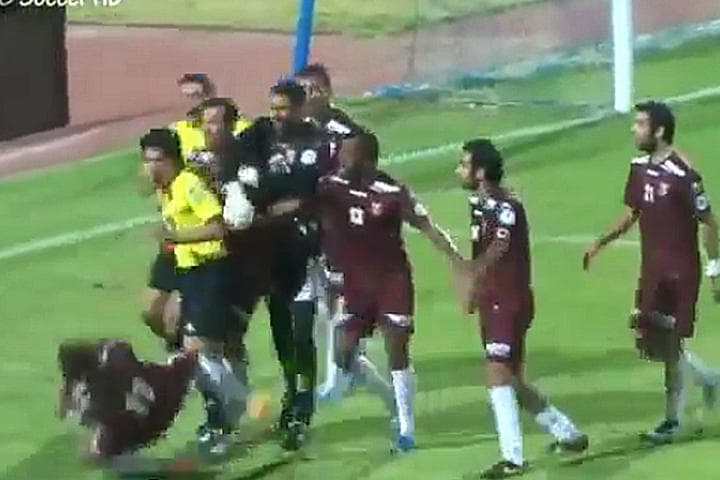 Un árbitro en Kuwait perdió el control y golpeó a un jugador. (YouTube)