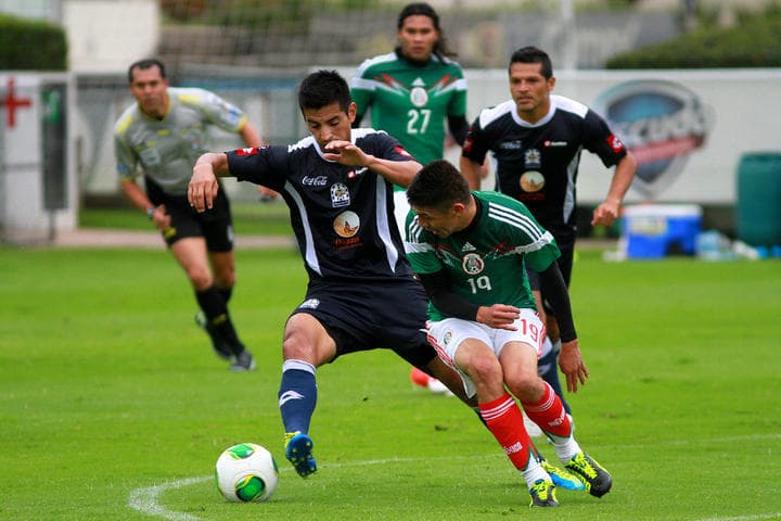  La Selección de futbol de México le metió ayer 4-0 al Estudiantes de Altamira de la Liga de Ascenso en el primer ensayo a las órdenes del técnico Miguel Herrera; Oribe Peralta (der.) jugó en el primer tiempo. (Jam Media)