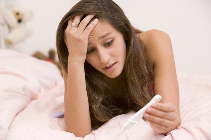 El embarazo adolescente no responde, por lo general, a decisiones de la mujer, sino a la 'ausencia de oportunidades y a las presiones sociales, culturales y económicas de los contextos en que viven las adolescentes', explicó Babatunde Osotimehin, director ejecutivo del FPNU. (ARCHIVO)