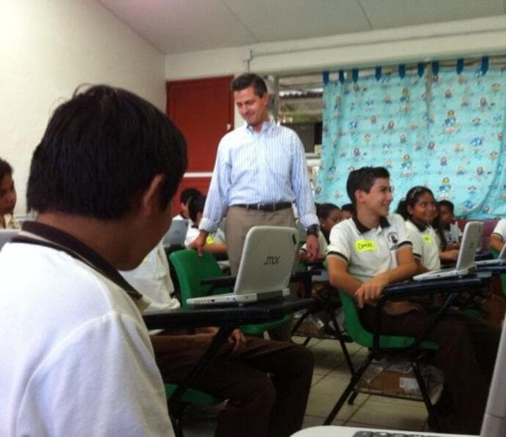 Los primeros en recibir las computadoras de la mano de Peña Nieto fueron los alumnos del grupo 6-A de la escuela primaria Roberto Virgilio de la Cruz. (Twitter)
