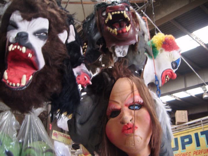 Máscaras. Las más vendidas son la de Elba Esther Gordillo, el payaso Eso y Shrek.