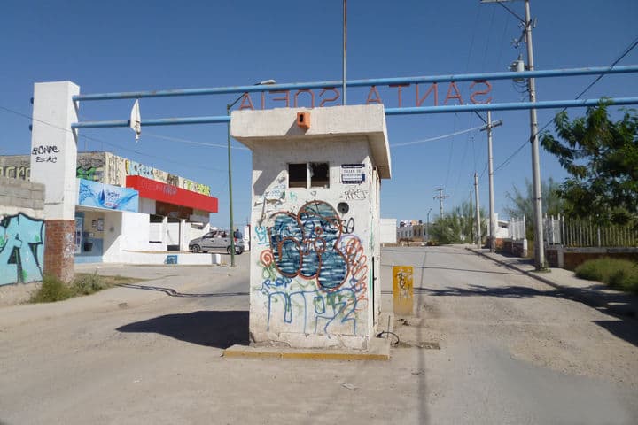Graffiti. Casetas de vigilancia sirven sólo para centro de reunión de jóvenes.