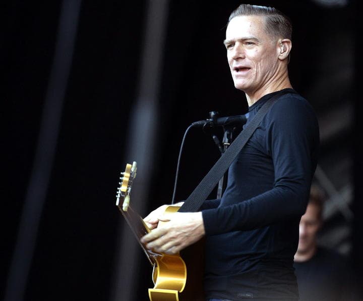 El músico canadiense Bryan Adams, tres veces nominado al Oscar y conocido por sus temas 'Cuts like a knife', 'Heaven' y 'Room service', festeja este martes su cumpleaños 54, tras participar en su faceta de fotógrafo en la campaña publicitaria de una marca de ropa. (ARCHIVO)
