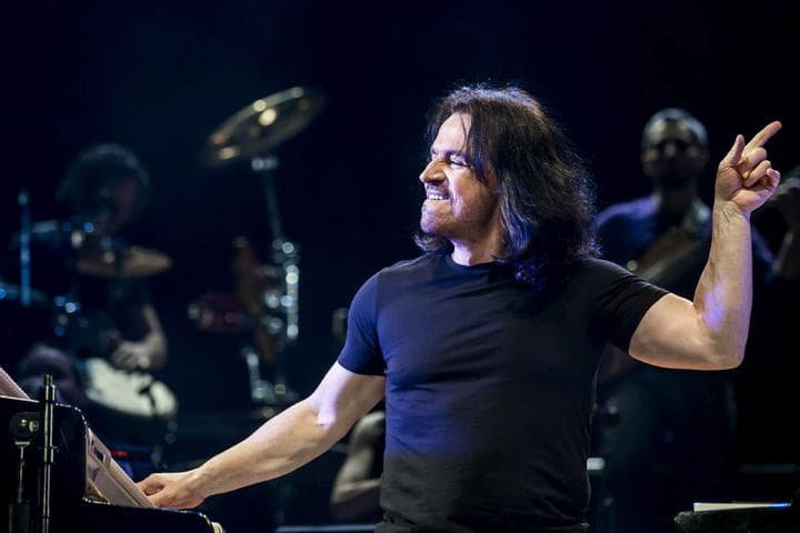 El pianista y compositor griego Yanni, quien reúne géneros de orquesta, instrumental y lírico, y saltó a la fama a nivel mundial con 'Yanni live at the Acropolis', celebra su cumpleaños numero 59. (ARCHIVO)