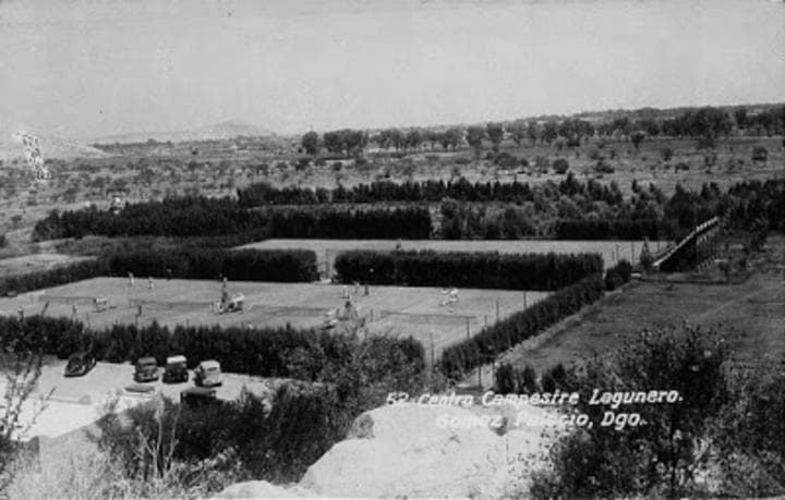 Vista panorámica de Club Campestre Lagunero y sus canchas de tenis desde el Cerro del Campanario durante la Segunda Guerra Mundial.