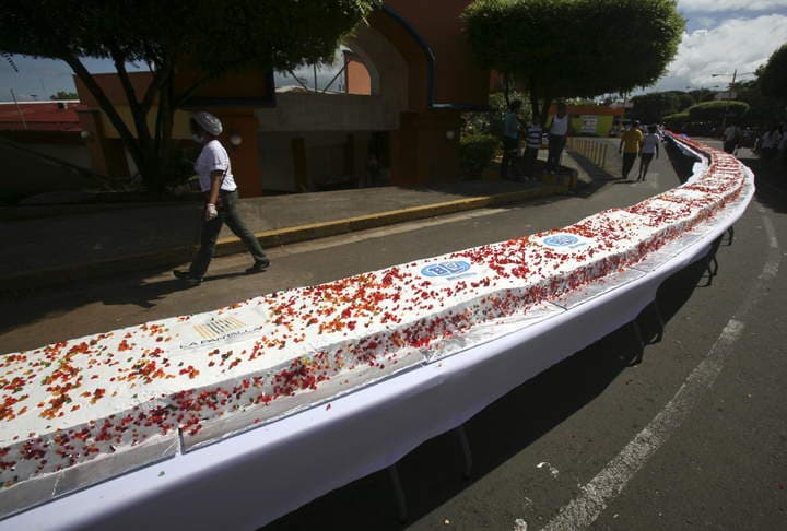 Fue certificado el pastel de frutas más grande del mundo, que fue elaborado en Nicaragua por 300 reposteros para recaudar fondos a favor de niños y niñas quemados y con cáncer. (EFE)