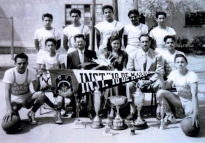 De traje oscuro, el Lic. Genaro R. Mijares, Director del Instituto 18 de Marzo y el Profr. Luis L. Vargas, con los integrantes del equipo de basquetbol, en los años 50.
