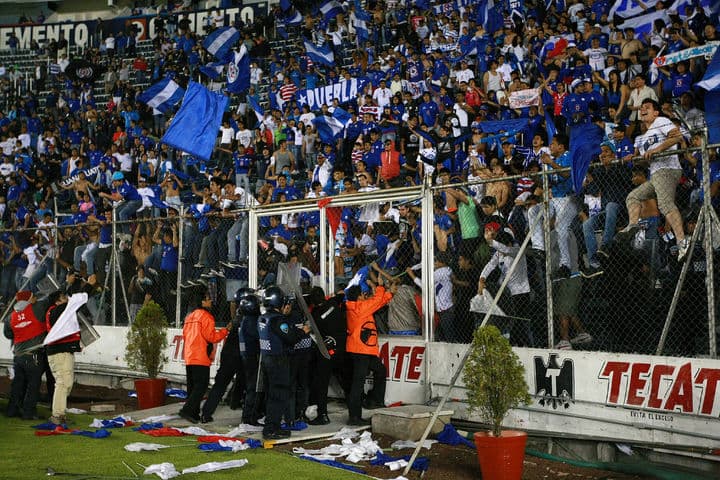 La invasión a la cancha del Estadio Azul tendrá consecuencias graves en el aspecto penal, así lo afirmó Decio de María. Prevén serias consecuencias por invasión en el Estadio Azul