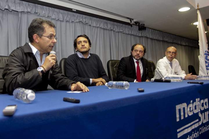 Acompañado de su hijo Andrés Manuel López Beltrán y del director médico del hospital, Octavio González, el cardiólogo Patricio Ortiz explicó que el ex candidato presidencial está consciente, despierto con una buena evolución y estable. (El Universal)
