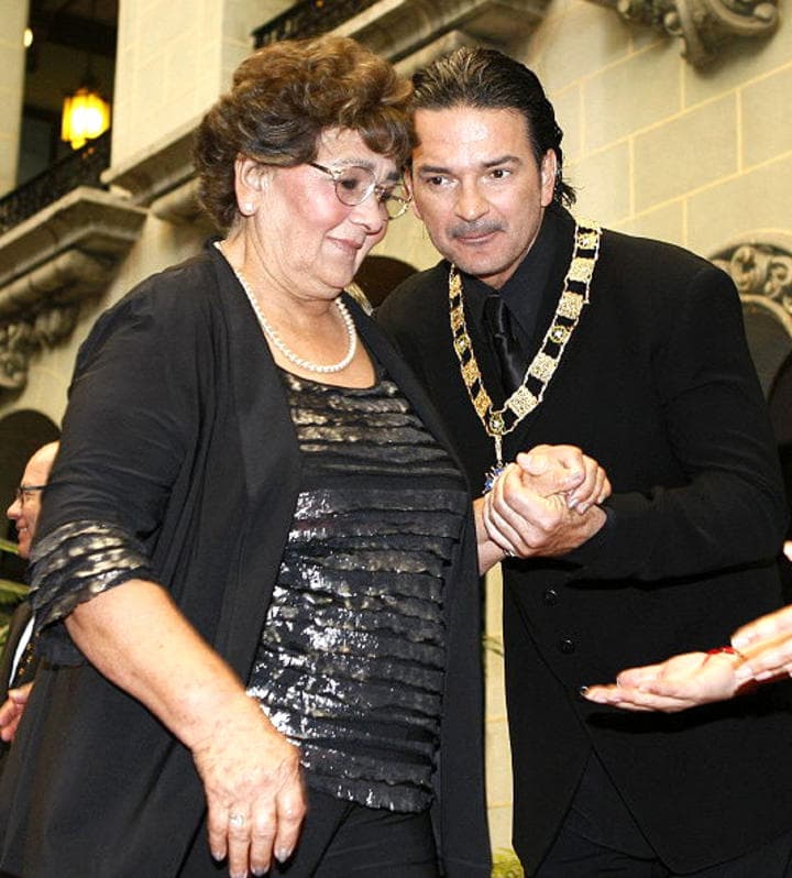 Arjona escribió en Twitter, 'Mi novia se hizo joven otra vez. Pero se me fue. Te extrañaré siempre madre'. (Archivo)