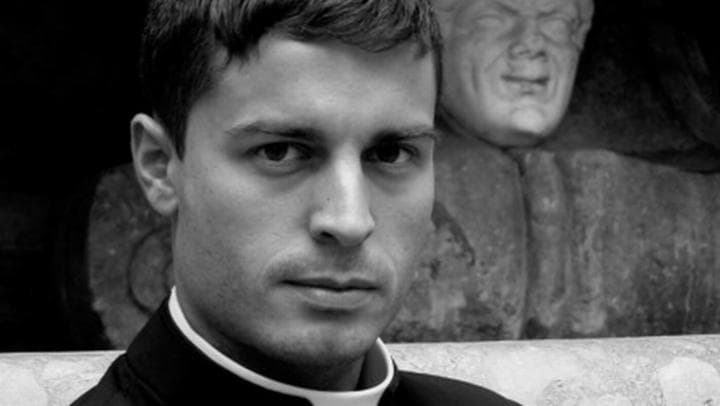 En esta versión para el cada vez más próximo 2014, se muestra a los atractivos sacerdotes posando con sus sotanas mientras realizan su rutina diaria en actividades espirituales o paseando por las calles del centro religioso mundial. (ESPECIAL)