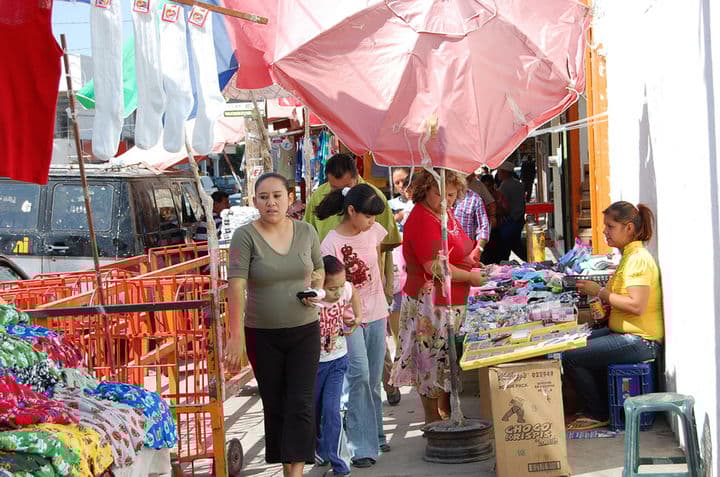 Mercancía. Vendedores ambulantes se colocaron en la banqueta.