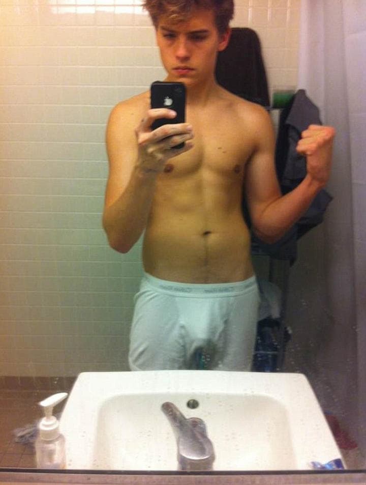 Algunas fotografías del actor de 21 años circularon en las redes sociales en las que se ve frente a un espejo portando únicamente su ropa interior. (Twitter)