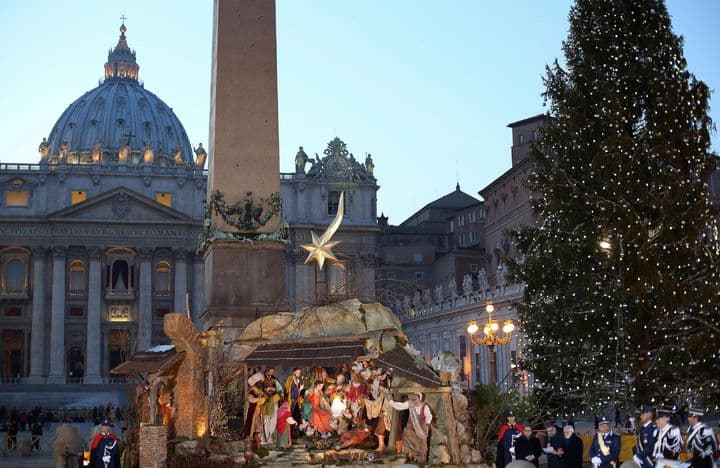 Felicidad. Imagen del Belén en la Plaza de San Pedro en el Vaticano en la celebración de Nochebuena.