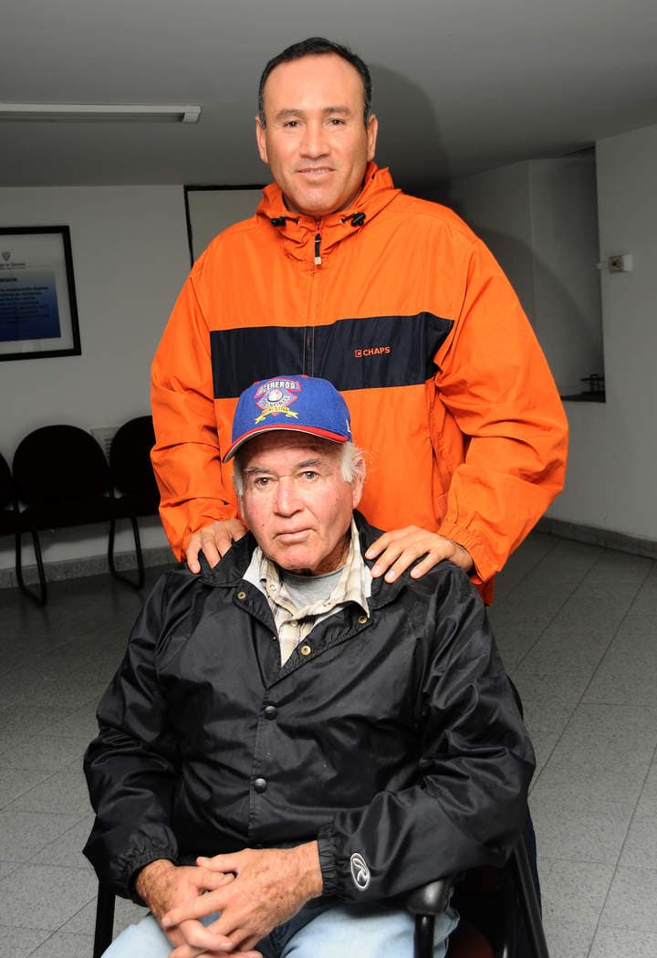 El ingeniero Francisco Javier Esparza Rodríguez y sus hijos Emerson y Stewart Esparza forman una de las dinastías más importantes del beisbol de la Comarca, en la gráfica aparece el “Ingeniero Esparza’’ y Stewart. (Foto de Jesús Galindo)