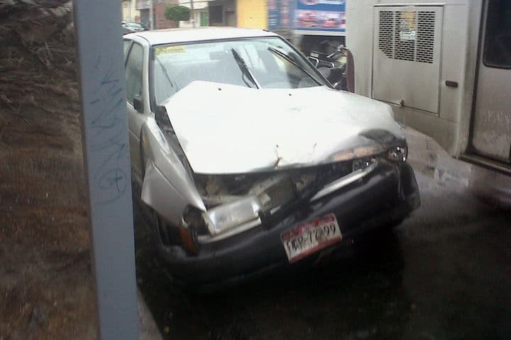 Daños. El Nissan pegó en la llanta del autobús.