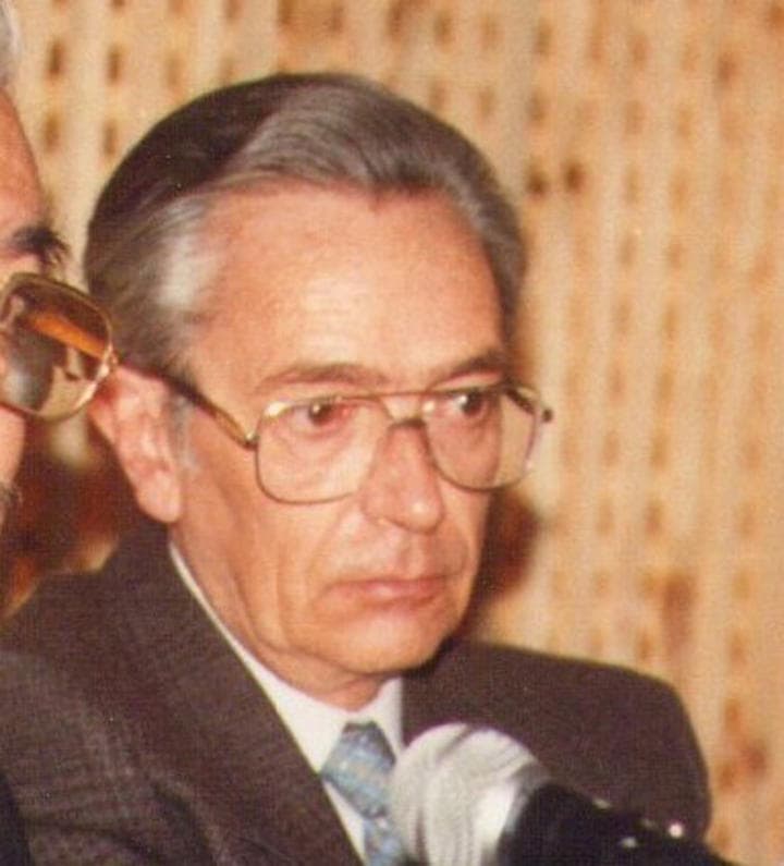 El P. Churruca en una de sus múltiples intervenciones en la presentación de un libro.