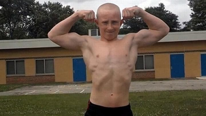 Jake ha sido calificado como el niño más fuerte del mundo ya que gracias a las actividades que realiza ha sido capaz de levantar en peso hasta 136 kilogramos. (ESPECIAL)