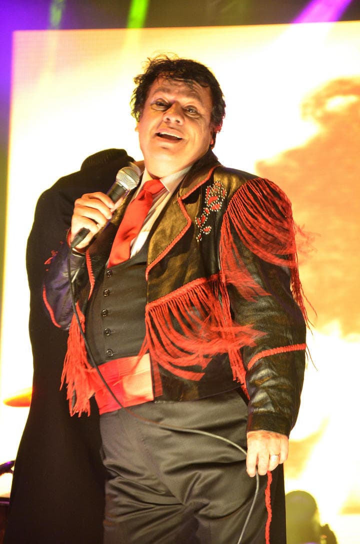'Yo también soy de tierra caliente, también lucho por mis derechos, pero mi campo es la música, creo que es el atajo más hermoso para llegar a los corazones de la gente', indicó Juan Gabriel respecto a la situación de violencia en Michoacán. (Archivo)