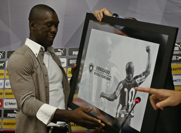 El futbolista holandés Clarence Seedorf recibió un afiche de recordatorio y agradecimiento en el estadio Olímpico 'Engenhão', de Río de Janeiro, donde anunció el final de su carrera deportiva y su marcha al Milan como entrenador. (EFE)