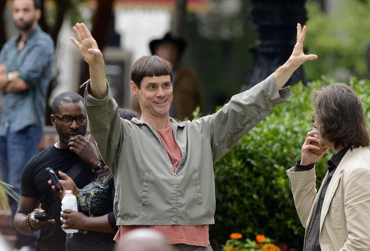 Reconocido por filmes de comedia como 'La máscara', 'El show de Truman' y 'Los pingüinos de papá', el actor canadiense Jim Carrey festeja este viernes 52 años de vida inmerso en la filmación de la película 'Una pareja de idiotas 2', al lado de su entrañable compañero Jeff Daniels. (ARCHIVO)