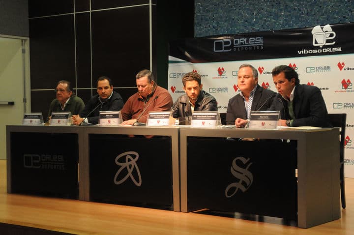 Directivos del Santos Laguna, encabezados por su presidente Alejandro Irarragorri, estuvieron a cargo de la presentación en compañía de Pablo Caire, su homólogo en Vibosa. (Foto de Enrique Terrazas)
