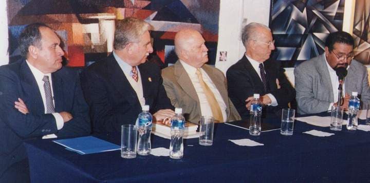 Exponentes en el homenaje al, Padre Churruca, el 12 de febrero de 2001, en el Anexo del Teatro Martínez de esta ciudad. De izquierda a derecha, el autor de estas líneas, don Alberto González Domene, Lic. Roberto Orozco Melo, P. David Hernández S.J. (+), y T.A. Héctor Barraza Arévalo.