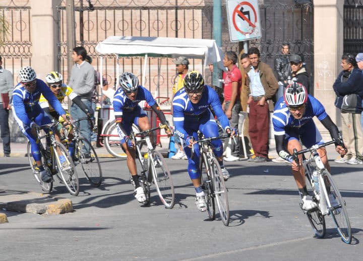 Los hermanos César y Édgar Barragán ganaron la carrera de ayer. Hermanos Barragán hacen el 1-2 en carrera ciclista