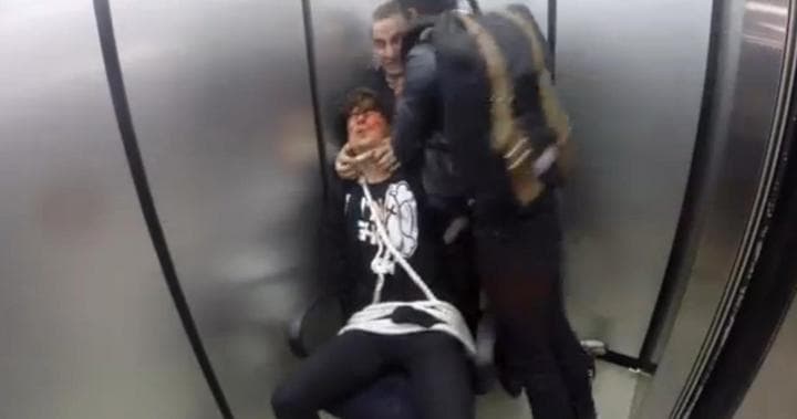Una de las personas que aguardaban a que se abriera el elevador se abalanzó contra los actores. (YouTube)