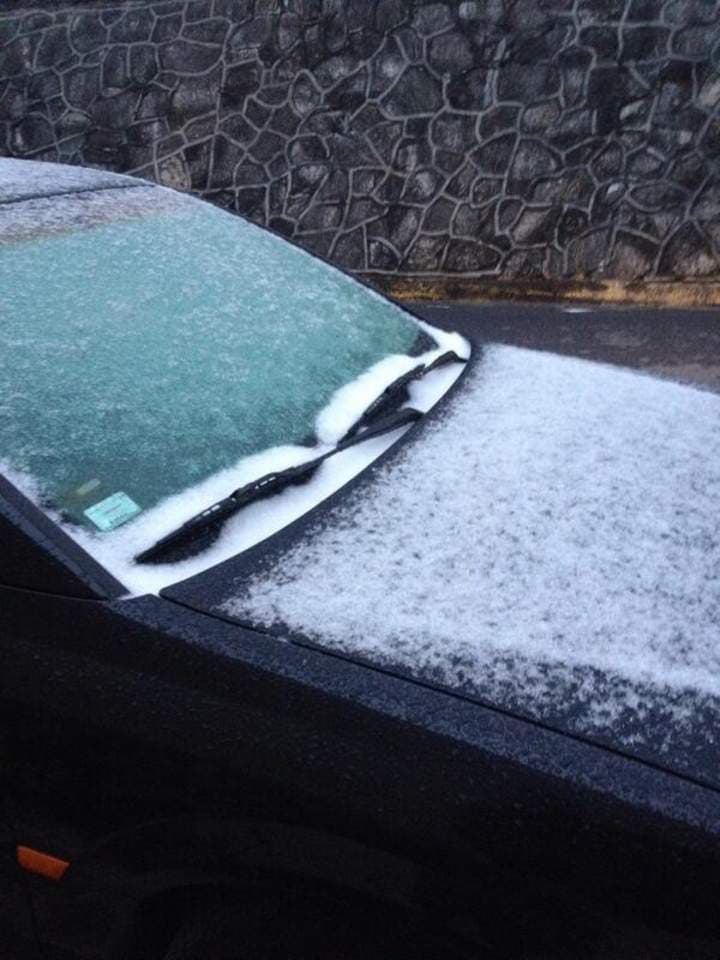 Usuarios de las redes sociales, han comenzado a compartir las fotografías del aguanieve sobre sus autos. (Twitter)
