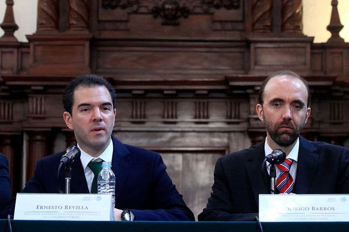 Postura. Ernesto Revilla, titular de la Unidad de Planeación Económica, y Rodrigo Barros, jefe de la Unidad Política de Ingresos Tributarios.