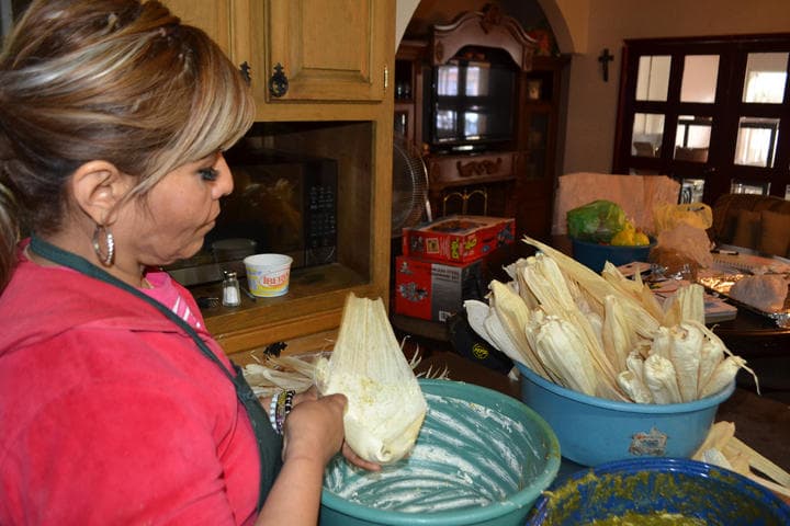 Trabajadoras. Desde la madrugada comienzan con los preparativos de los tamales.