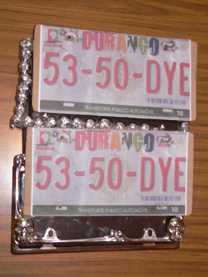 Servicios. Estas son las placas de cartón que traía el taxi asegurado.