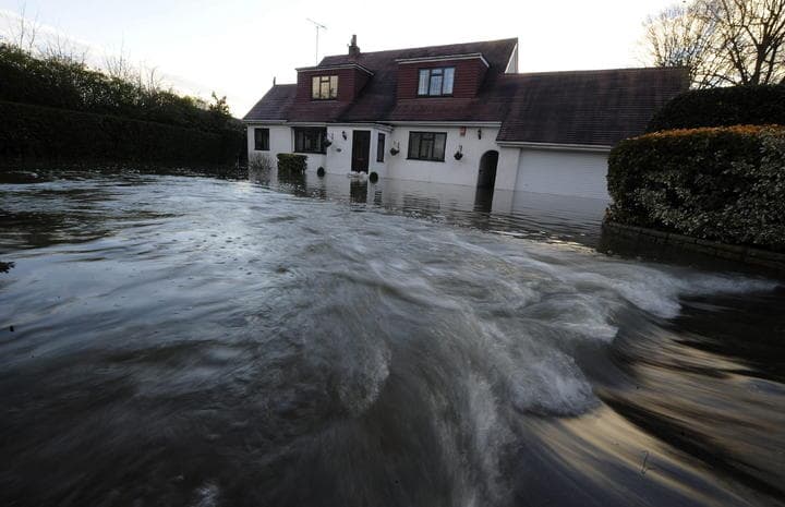 La oficina del medio ambiente emitió 14 advertencias de inundaciones graves —con posible peligro de vidas— a lo largo del Támesis al este de Windsor, a unos 32 kilómetros de Londres. (EFE)