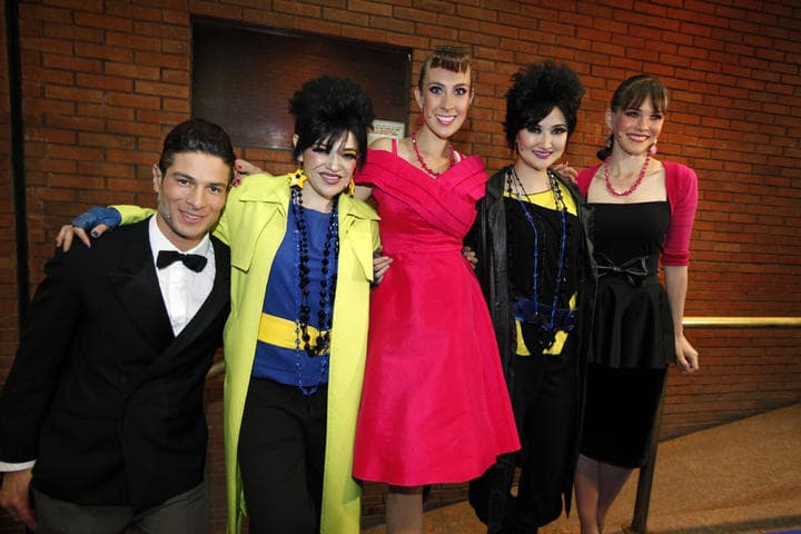 El elenco de la obra desfiló por la alfombra azul de la celebración del quinto aniversario. (Notimex)
